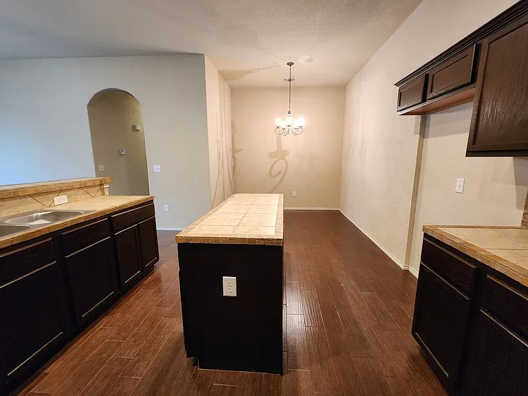 712 Creekside Cir — Photo 15