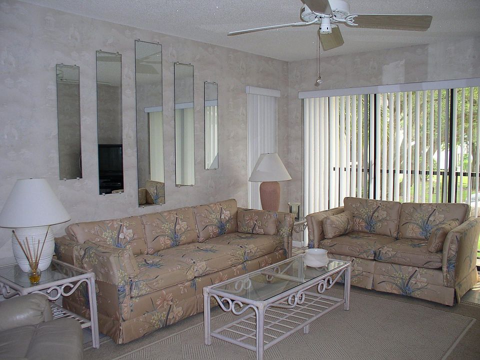 Living Room - Screend Lanai