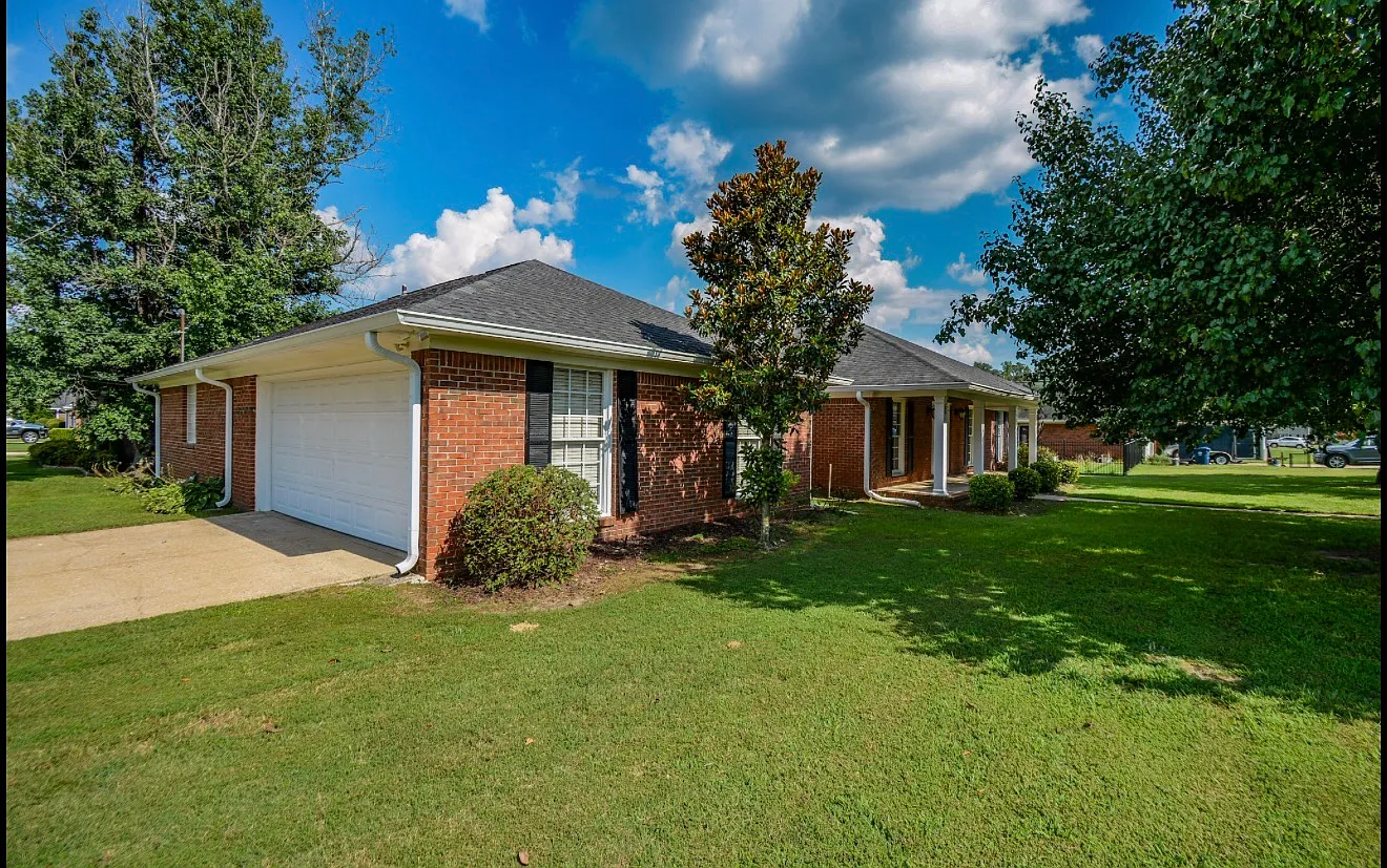 4 bed, 2.5 bath, 2180 sqft, $2,100 — Photo 2