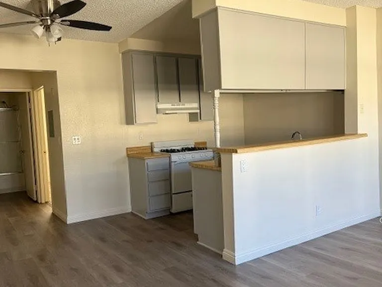 8541 Foothill Blvd., Sunland — Photo 11