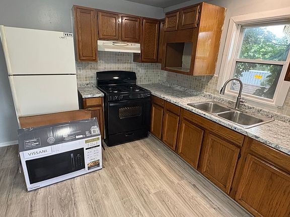 2nd image of 208 Main St APT B
