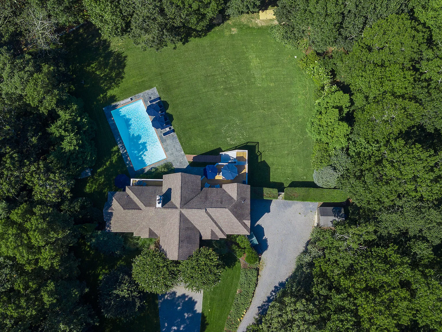 Beautiful East Hampton Northwest — Photo 2