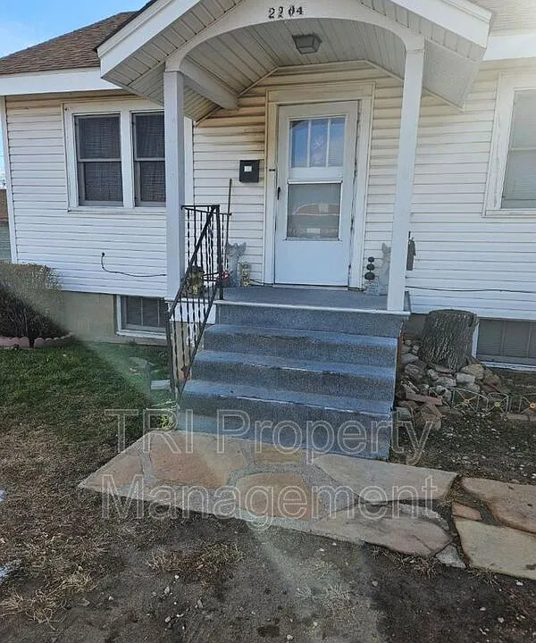 2204 1/2 9th Ave