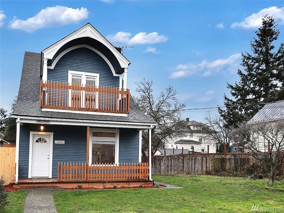 Look at the yard space! Property Dimensions 130ftx50x129x50. 