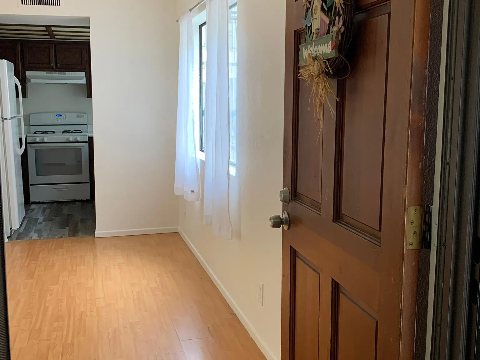 814 E Windsor Rd — Photo 2