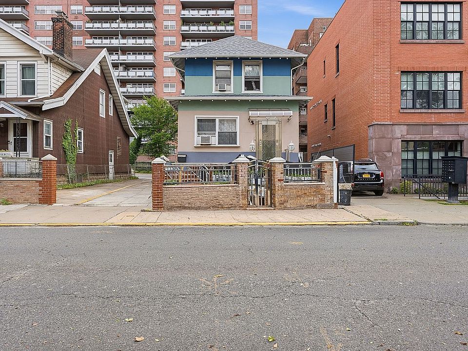 1st image of 200 E 7th St