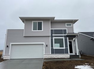 2961 Indigo Ln, Pella, IA 50219