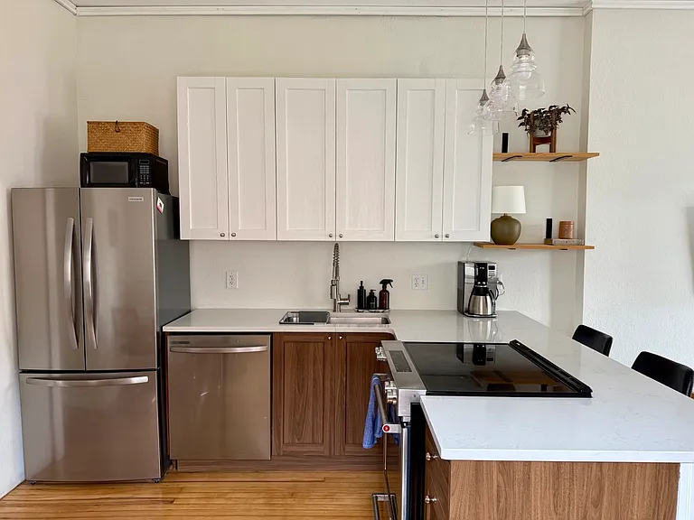 1573 N Hooker St — Photo 2