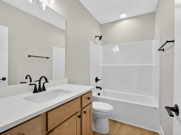 2950 Lake Hill Dr, Des Moines, IA 50320