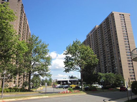 Skyline Plaza Condo. Complex