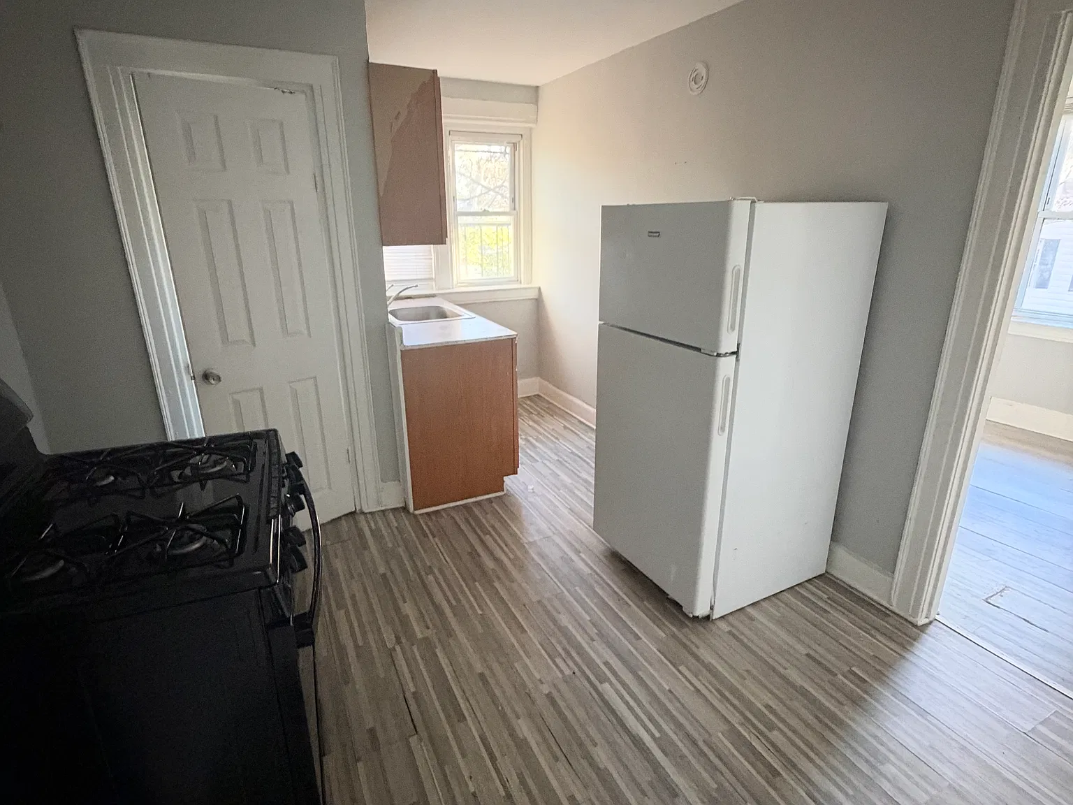 1 bed, 950 sqft, $1,300 — Photo 2