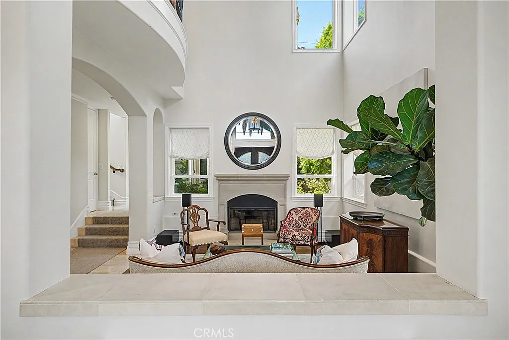 5 bed, 4.5 bath, 3580 sqft, $15,600 — Photo 2