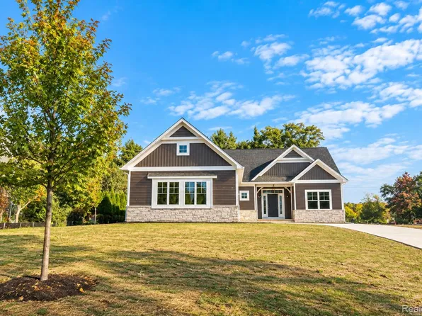 2735 Pine Shadow Ct, Pinckney, MI 48169