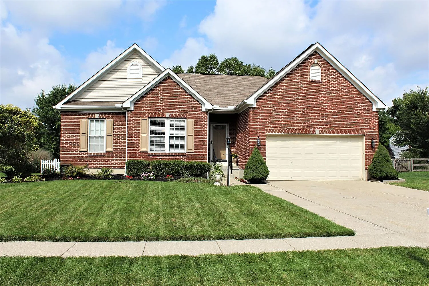 4219 Roundhouse Dr photo 1