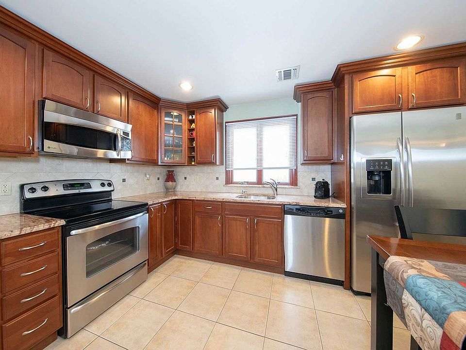 1st image of 32 Potter Ln