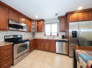 32 Potter Ln, Levittown, NY 11756