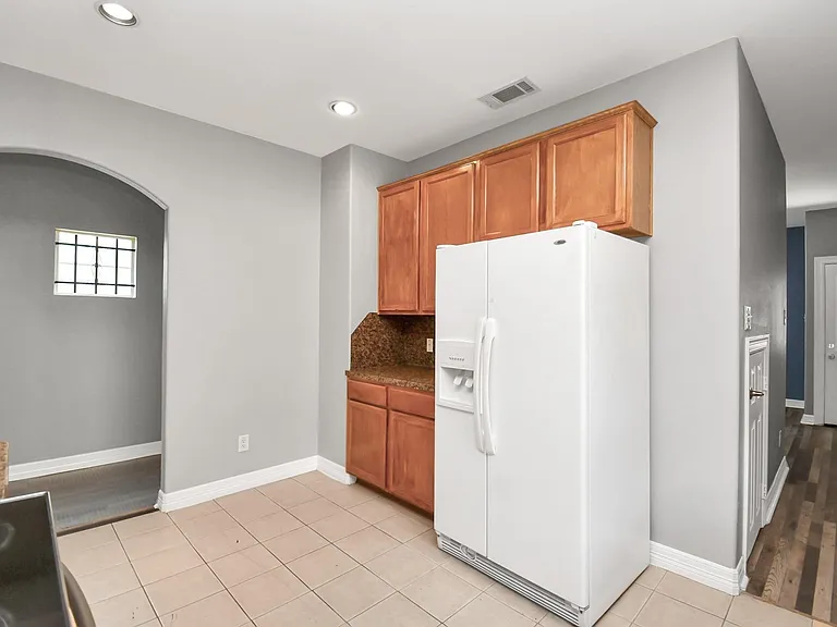 7902 Dyer St — Photo 4
