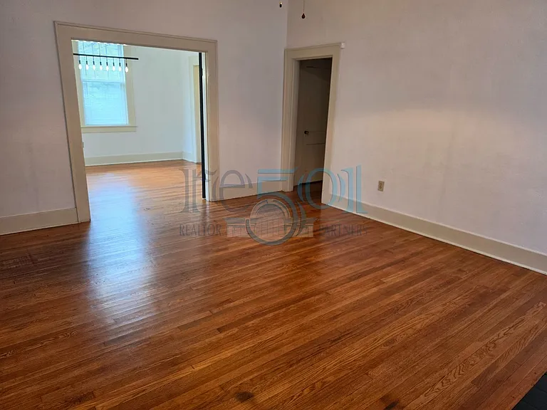 301 W 5th St — Photo 3