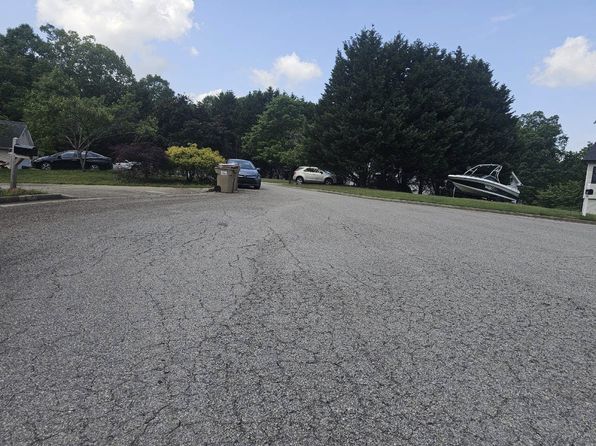 3394 Royal Oaks Dr, Gainesville, GA 30506