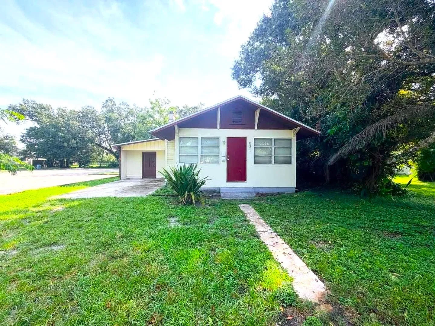First Month's Rent Free! Huge 3/1 Downtown Ft. Myers Big Yard! — Photo 1