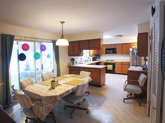 3rd image of 2 Emerald Hill Cir
