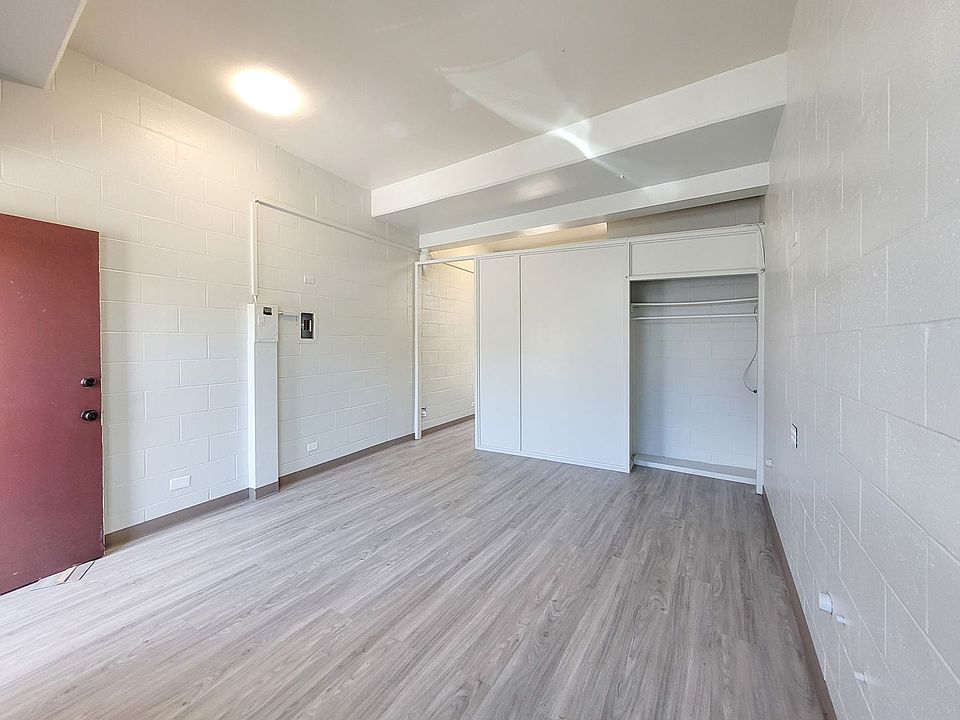 1st image of 526 N School St #105