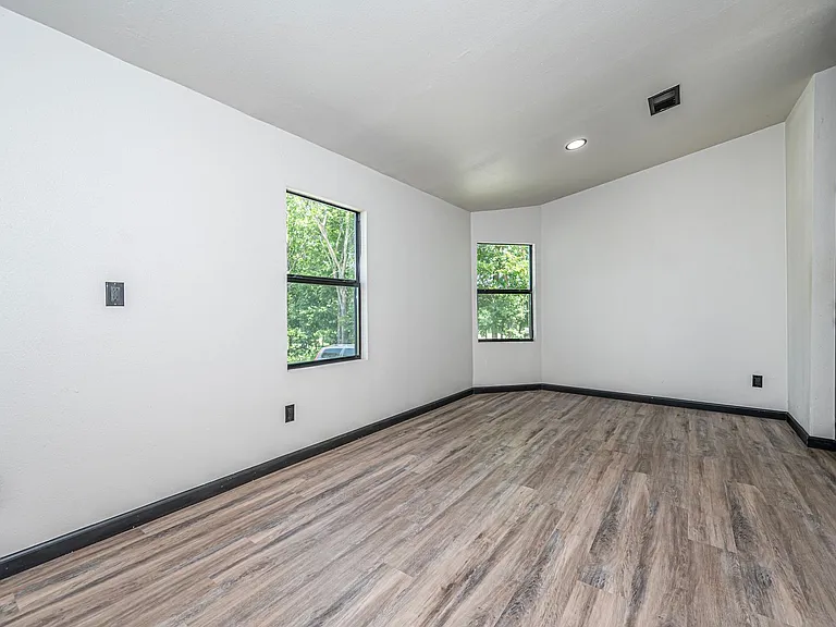 58 Divine Pl — Photo 15