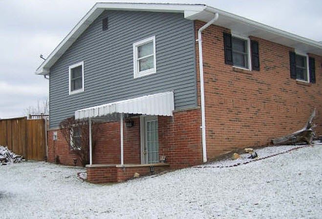 2nd image of 39 Pin Oak Dr