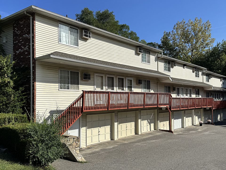 SMALL CONDO COMPLEX CLOSE TO I84 & ROUTE 8. VERY CLOSE TO SHOPPING ON CHASE AVENUE.