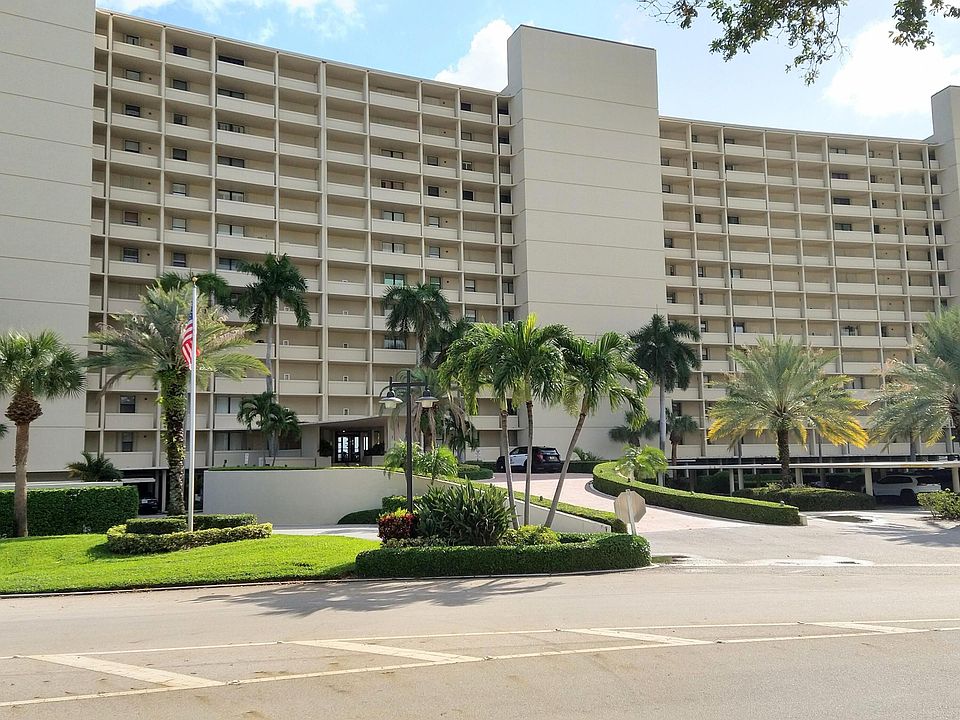 1st image of 136 Lakeshore Drive #210