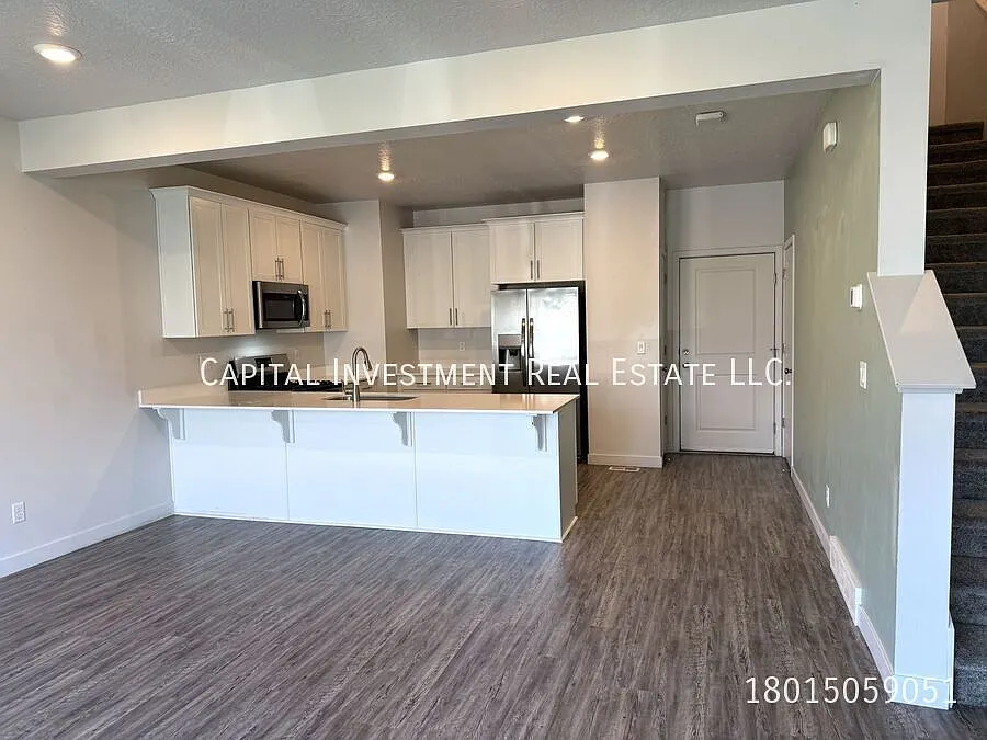 **August Rent Free Townhome Available Now In Haven Dell! — Photo 4