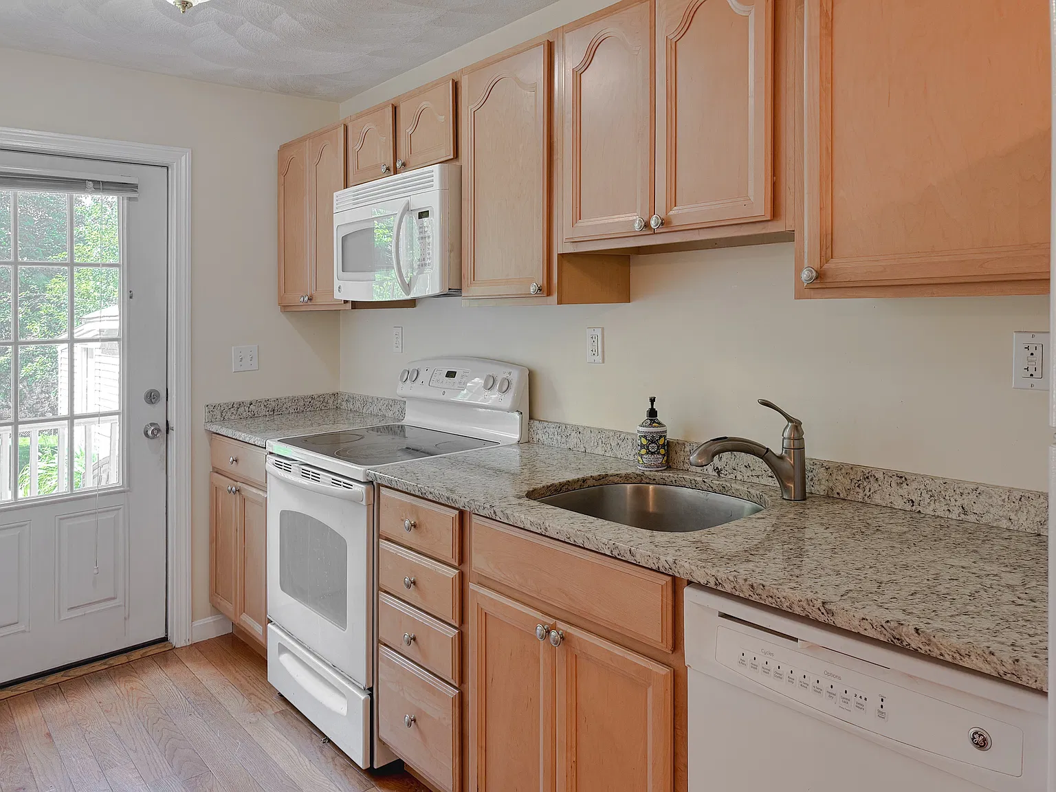 2 bed, 800 sqft, $2,800 — Photo 2