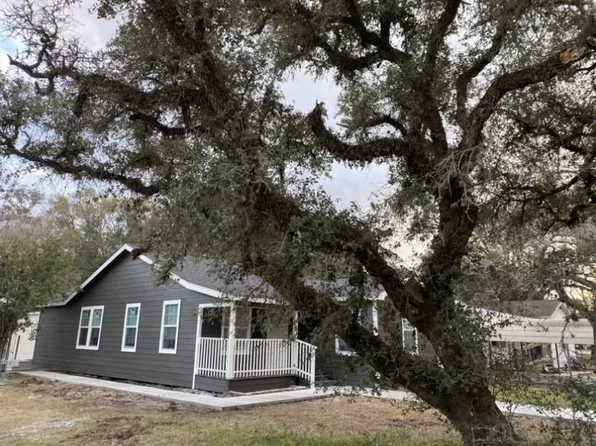 201 Mesquite St, Louise, TX 77455