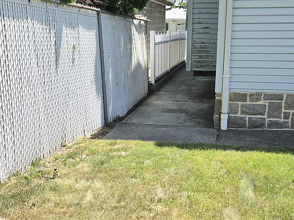 5th image of 16 Allison Pl #1