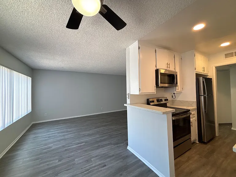 245 South Serrano Ave — Photo 27