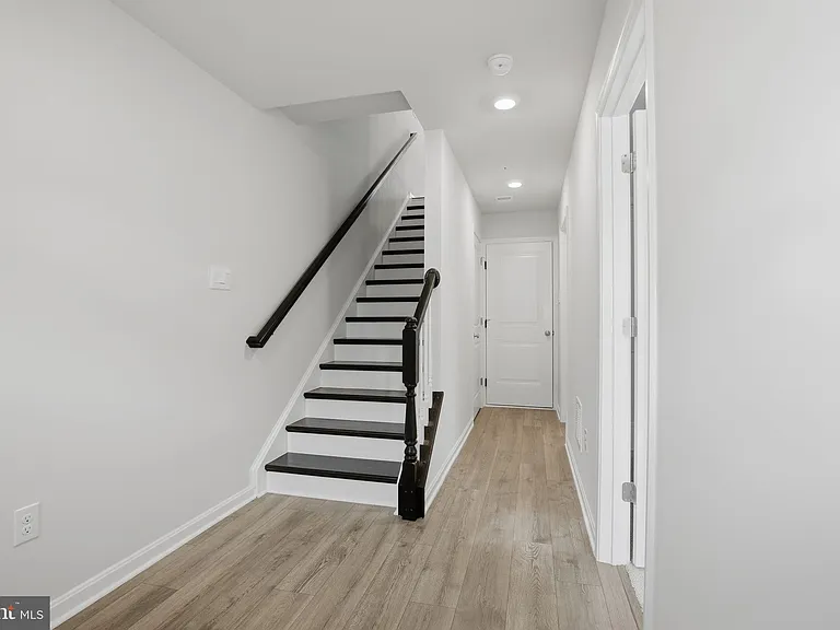 818 Bond St — Photo 4
