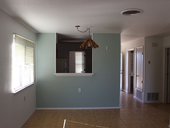 Pass through window from l.r. into kitchen