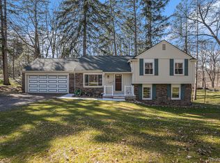 3401 Briar Hill Rd, Hartland, MI 48353