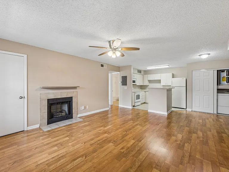 380 Lakepointe Dr #201 — Photo 7
