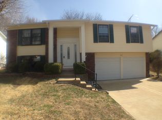 930 Bellestri Dr, Ballwin, MO