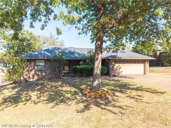 1420 N 7th St, Van Buren, AR 72956