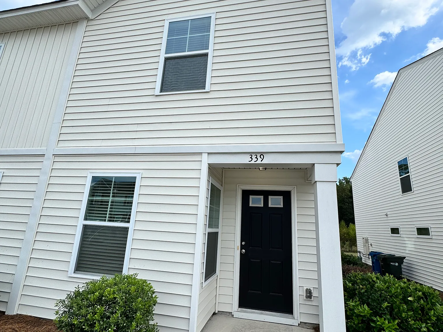 3 bed, 2.5 bath, 1351 sqft, $2,000 — Photo 1