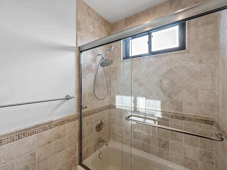 305 N Palm Dr — Photo 21