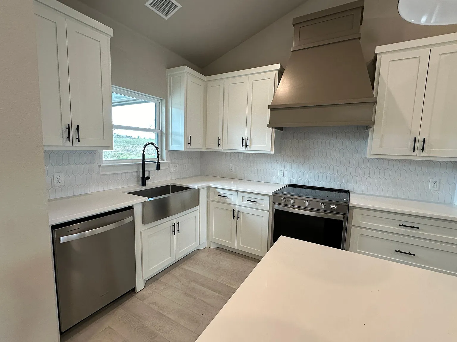 3 bed, 1600 sqft, $2,320 — Photo 4