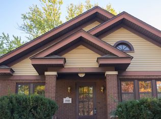 653 Park St, Elgin, IL 60120