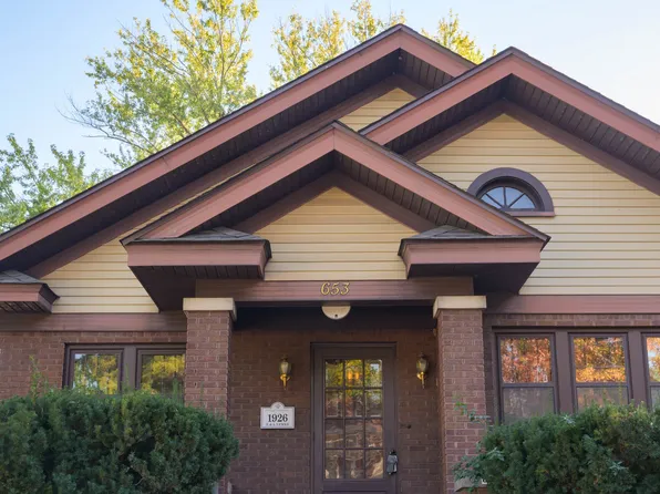 653 Park St, Elgin, IL 60120