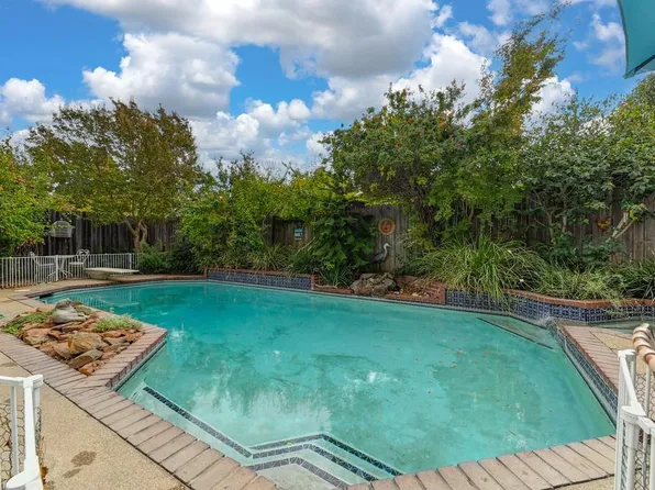 9284 Linda Rio Dr, Sacramento, CA 95826