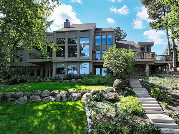 15301 Curtwood Dr, Linden, MI 48451