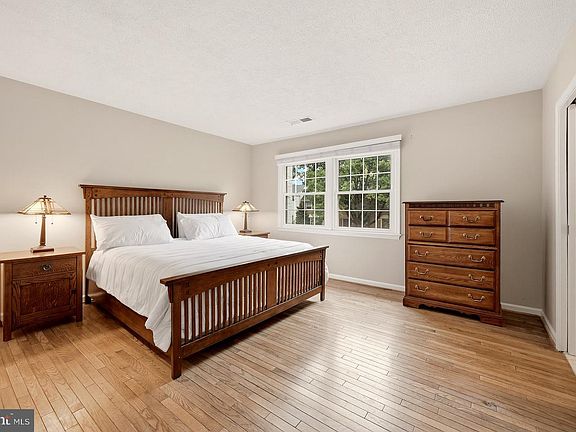 4th image of 6003 Queenston St