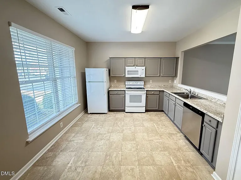 412 Canyon Lake Cir — Photo 3